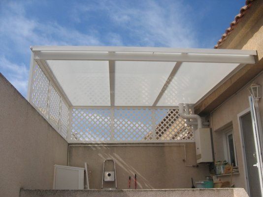 Un techo blanco con una escalera al fondo.