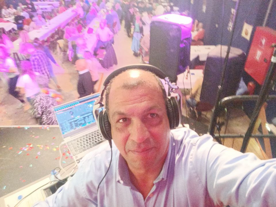 DJ Madjid selfie tijdens een familiefeest