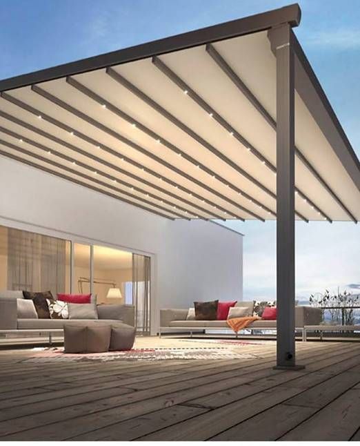 Moderne Terrasse mit einziehbarem Sonnensegel über den Sitzgelegenheiten im Freien.