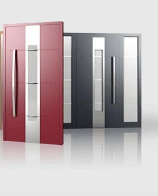 Zwei moderne Haustüren, eine rote und eine graue, mit vertikalen Glaspaneelen und silbernen Griffen.