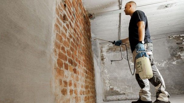 Eine Nahaufnahme einer Fensterbank, auf der Schimmel wächst.