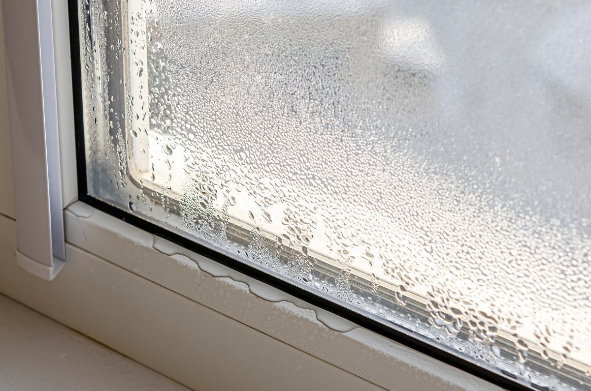 Kondensation an einem Fenster als Anlass für eine Kältebrückenbeseitigung.