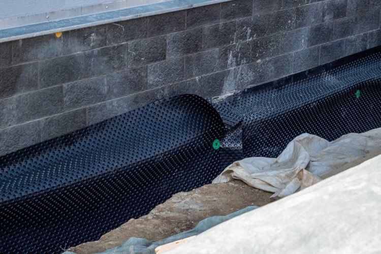 Ein Haussockel wird im Zuge einer Kellersanierung neu gedämmt. 