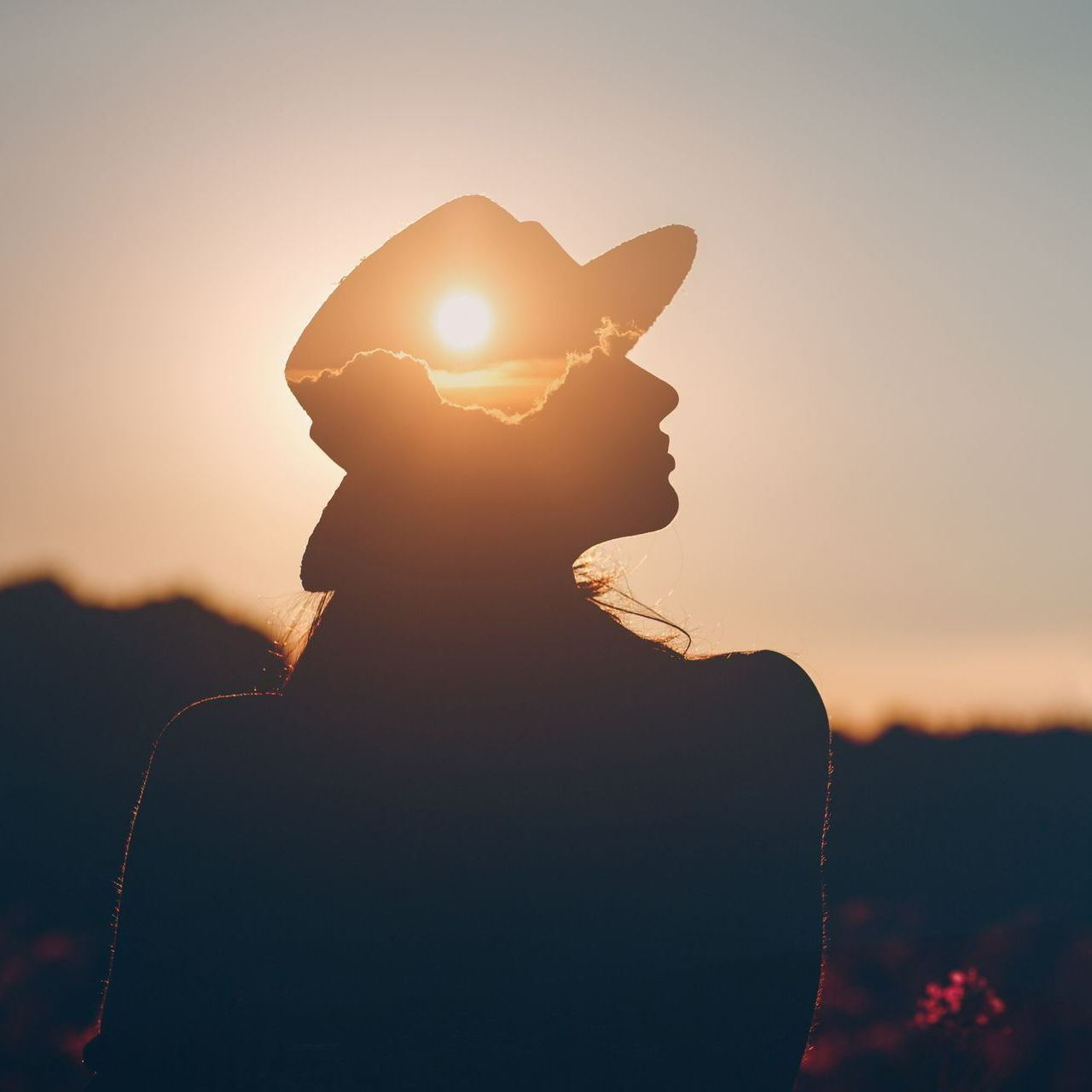 La silhouette d'une femme au coucher du soleil