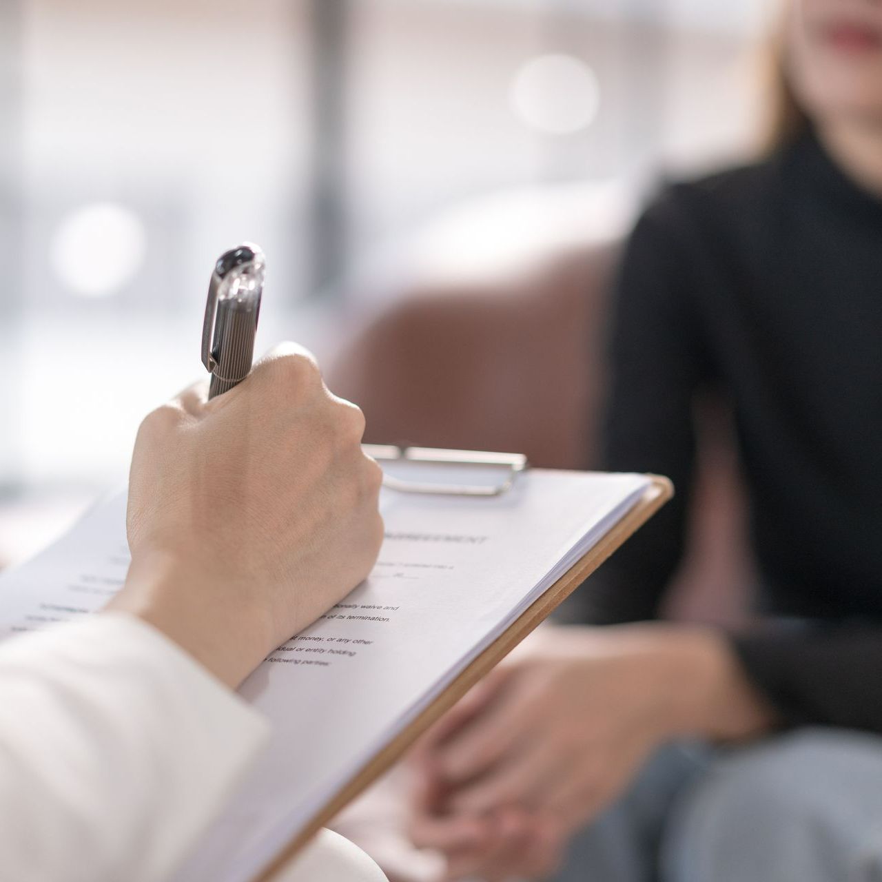 Un psychiatre prend des notes