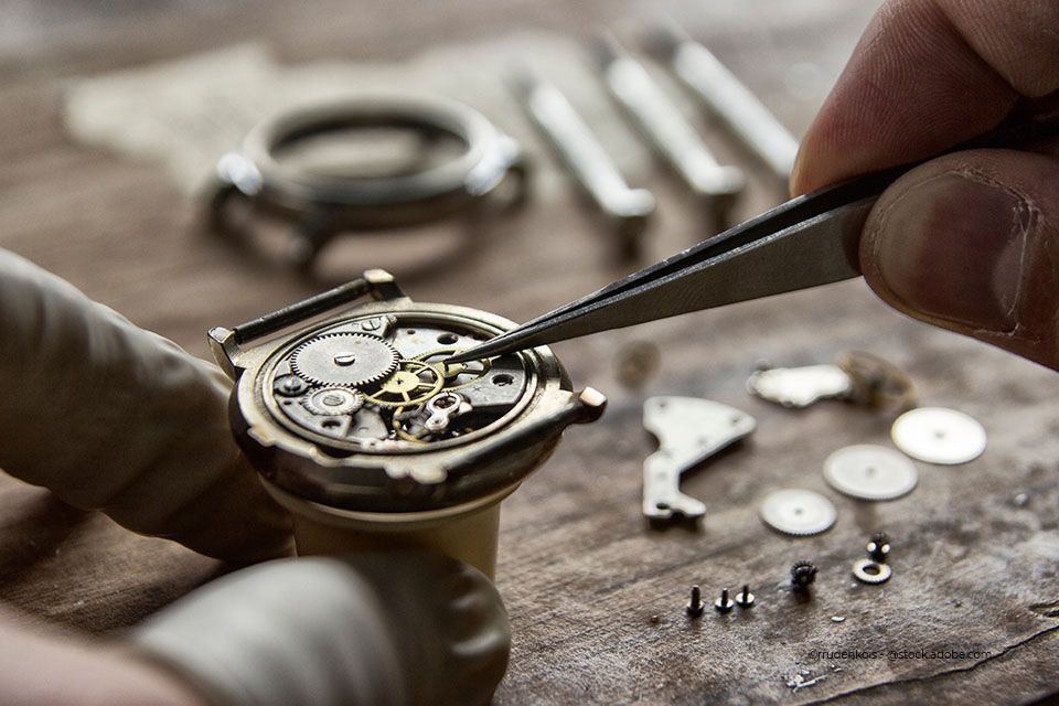 Armbanduhr wird repariert