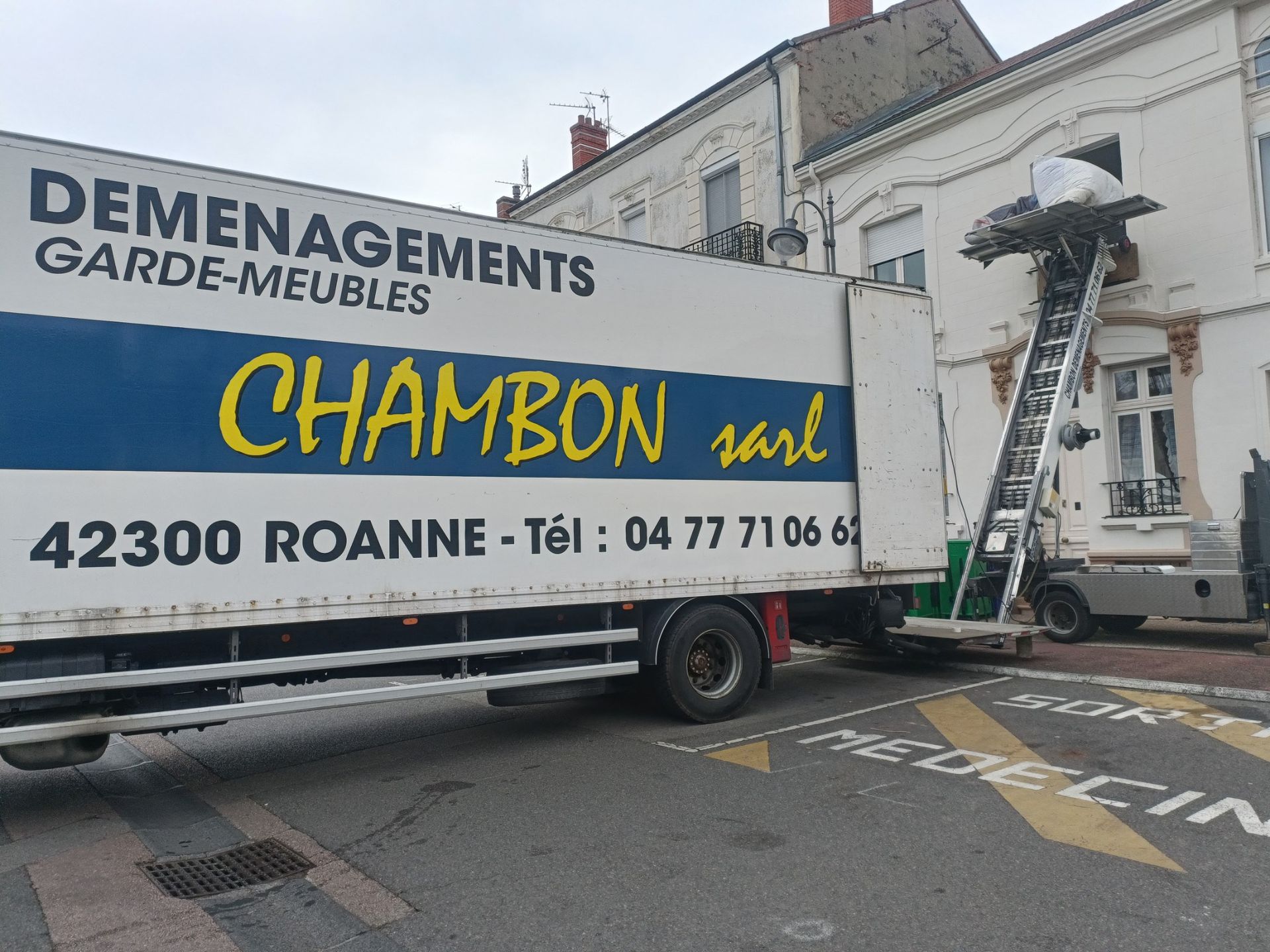 Camion Chambon déménagements avec un monte meuble