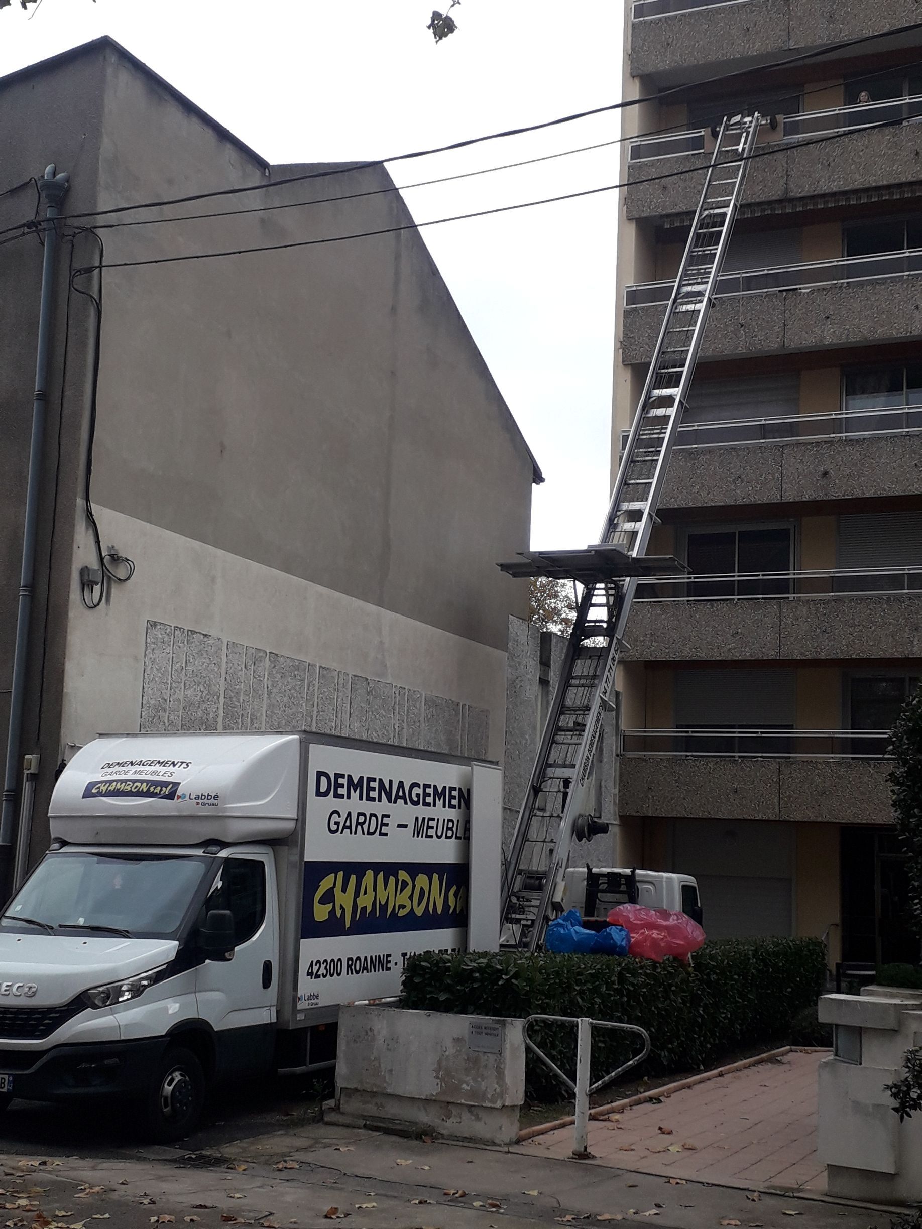 Camion Chambon déménagements avec un monte meuble jusqu'au 5 étage