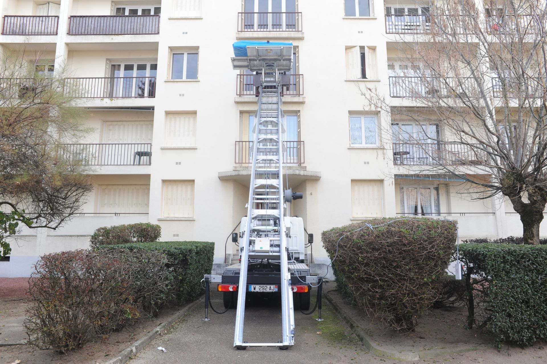 Monte meuble qui déménage un meuble du deuxième étage