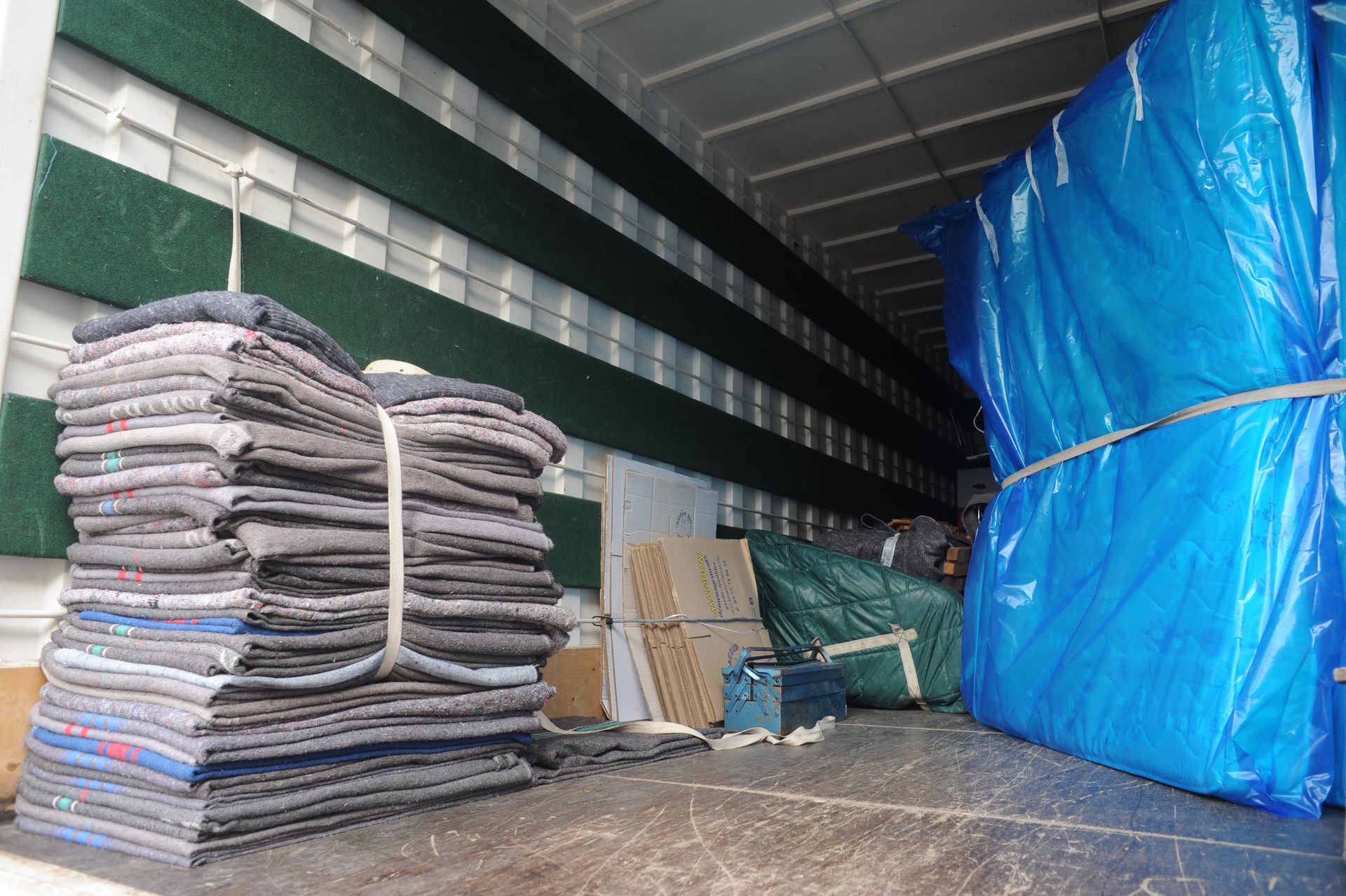Intérieur du camion de déménagement avec des couvertures et des cartons