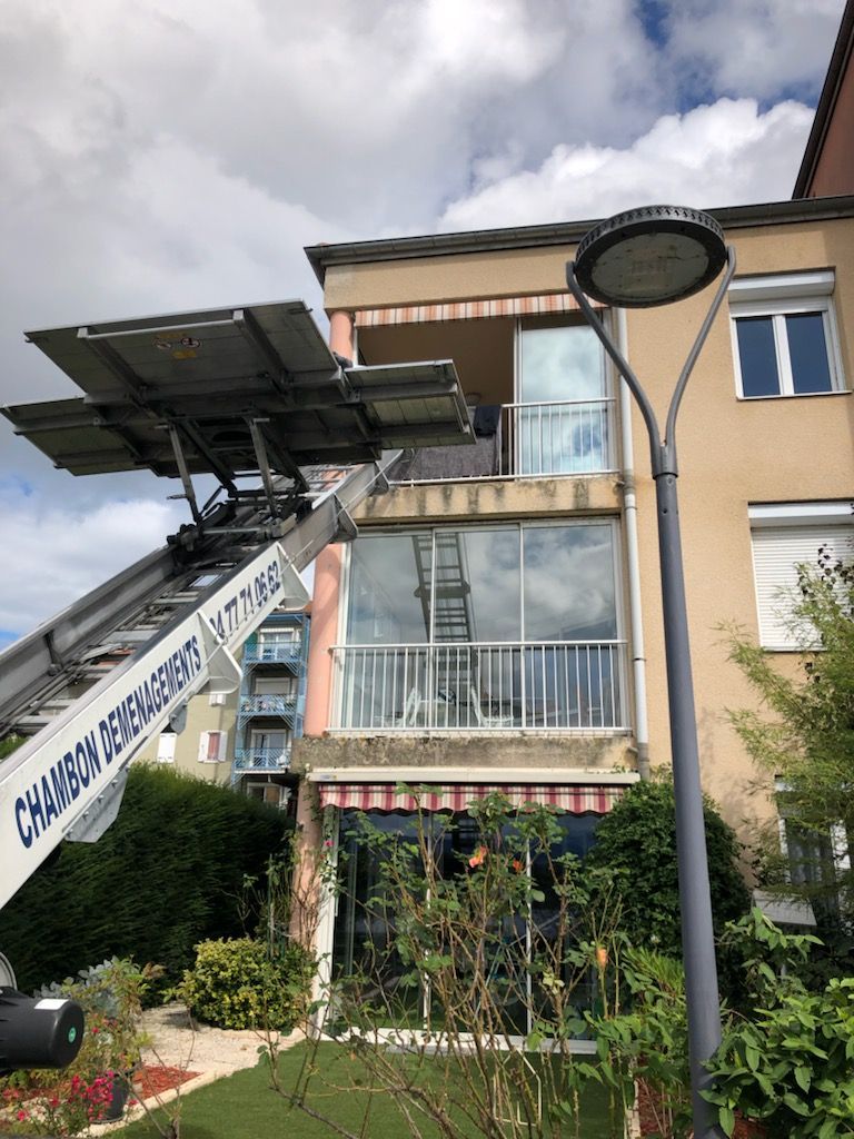Monte meuble qui permet de déménager le mobilier du second étage