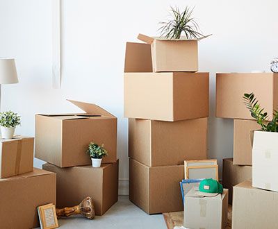 Une pile de cartons pour le déménagement