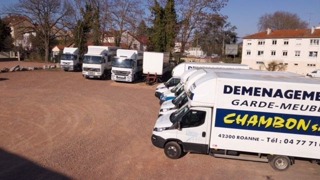 Parking avec les camions de Chambon déménagements