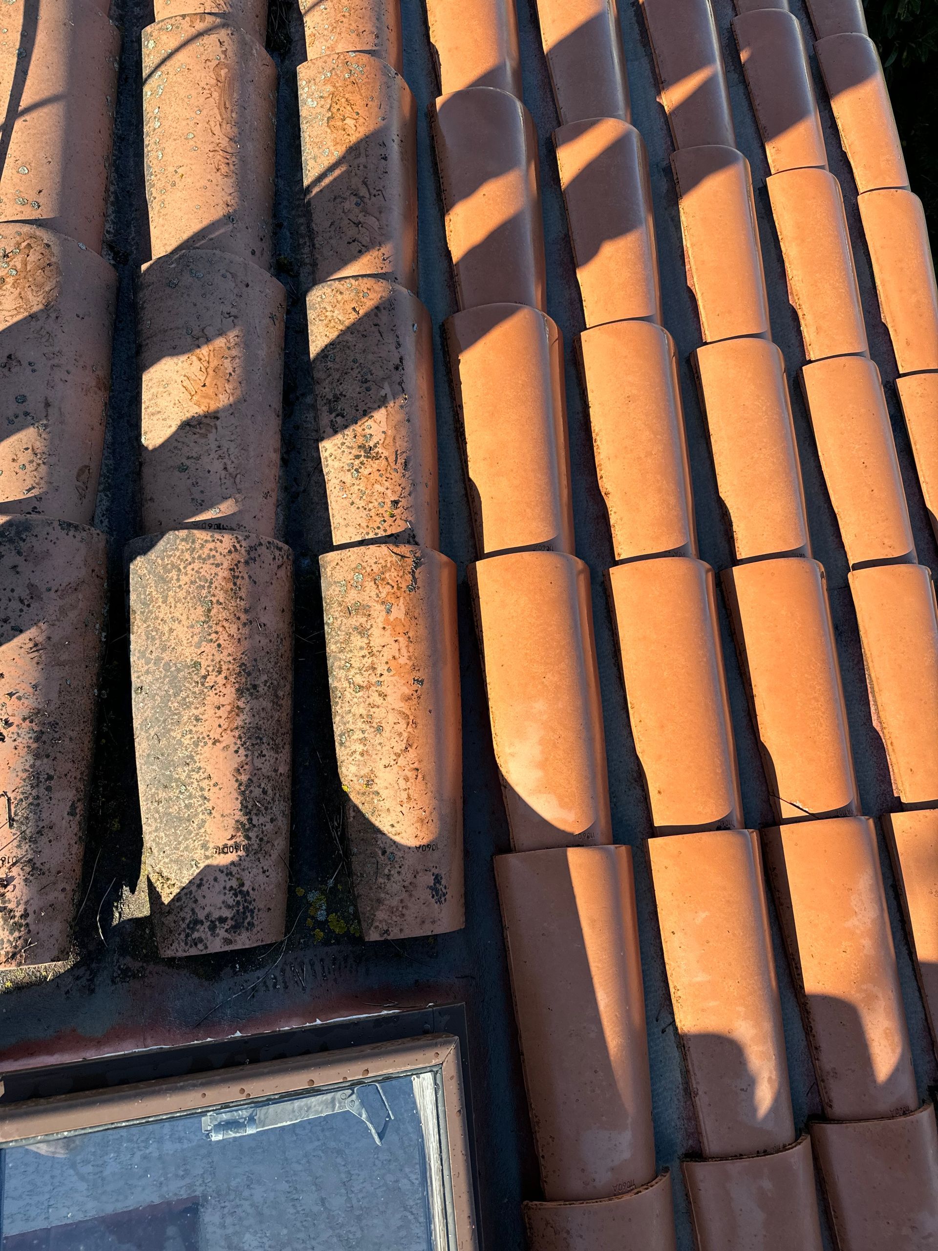 Un appareil photo vintage posé sur des touches de piano, avec le texte « Image format Carré » superposé.