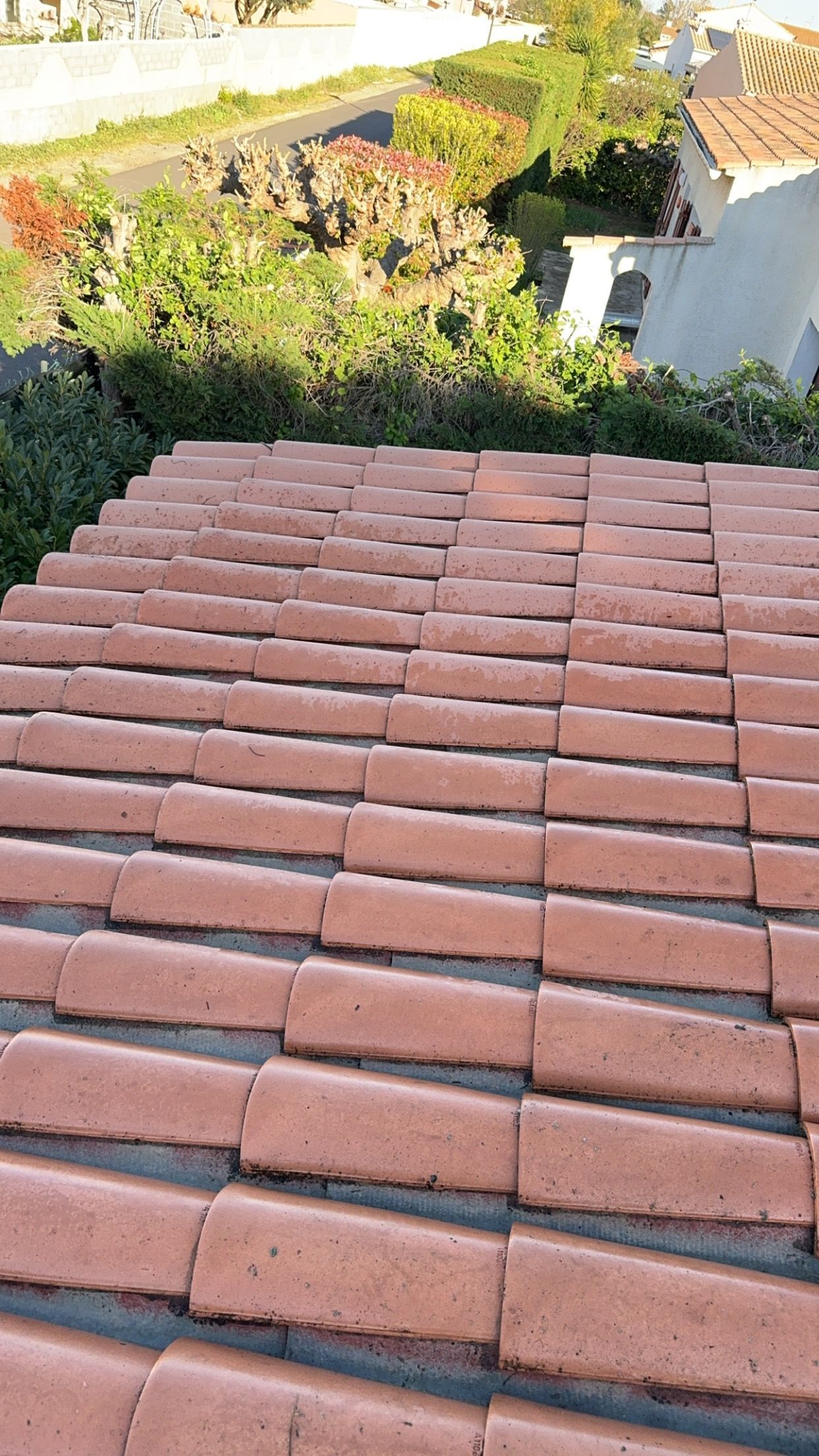 Un appareil photo vintage posé sur des touches de piano, avec le texte « Image format Carré » superposé.