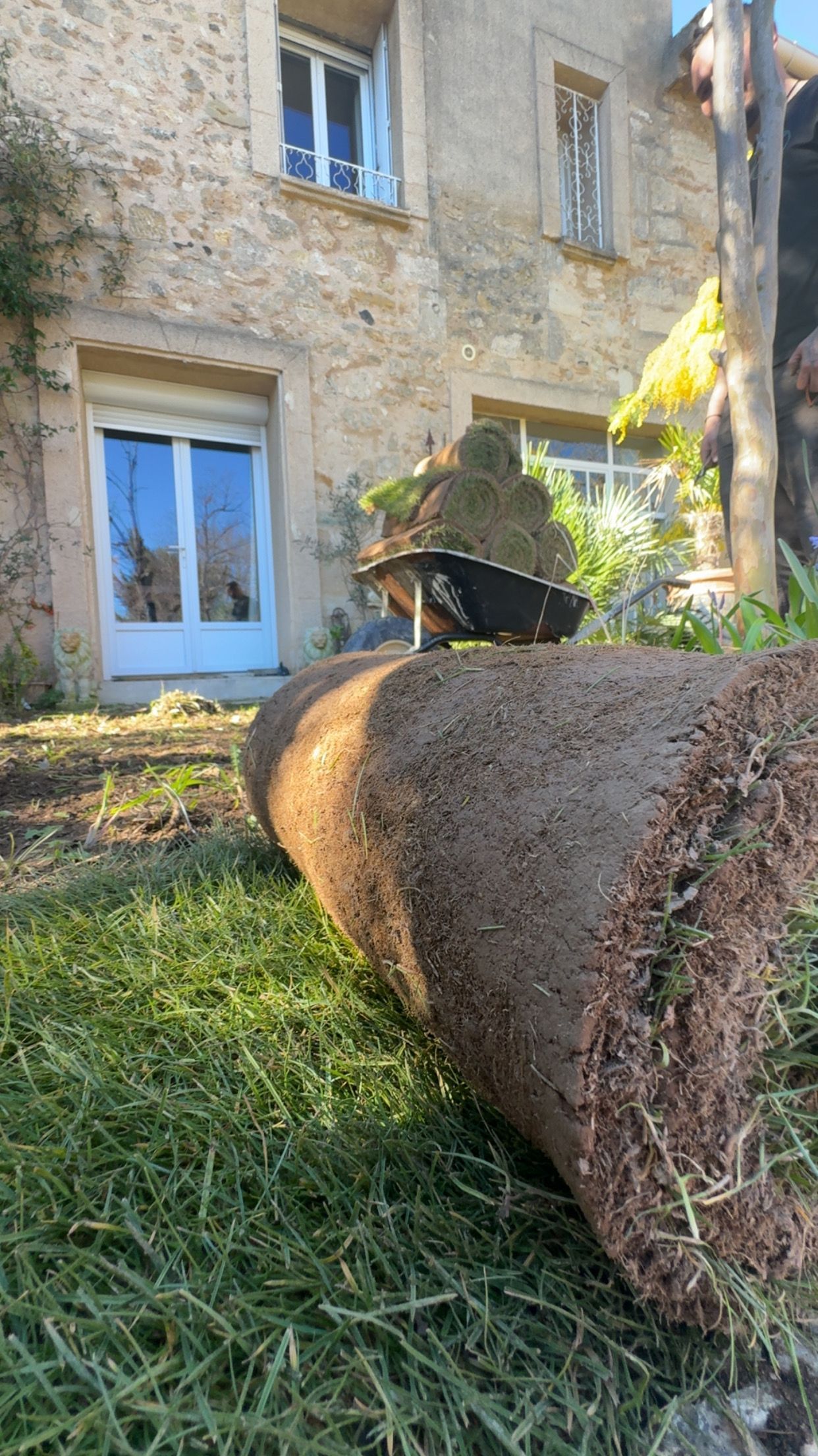 Un appareil photo vintage posé sur des touches de piano, avec le texte « Image format Carré » superposé.