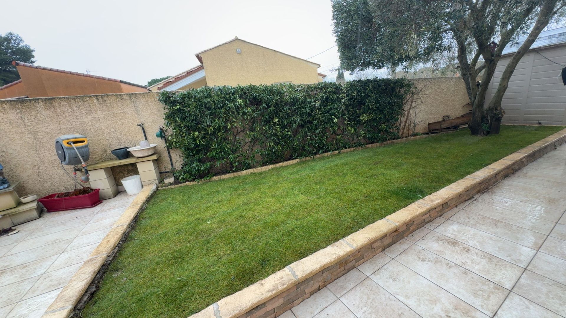 Un appareil photo vintage posé sur des touches de piano, avec le texte « Image format Carré » superposé.