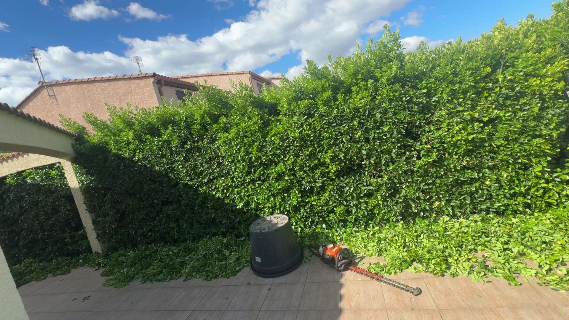 Un appareil photo argentique Zeiss Ikon vintage posé sur un clavier de piano noir et blanc.