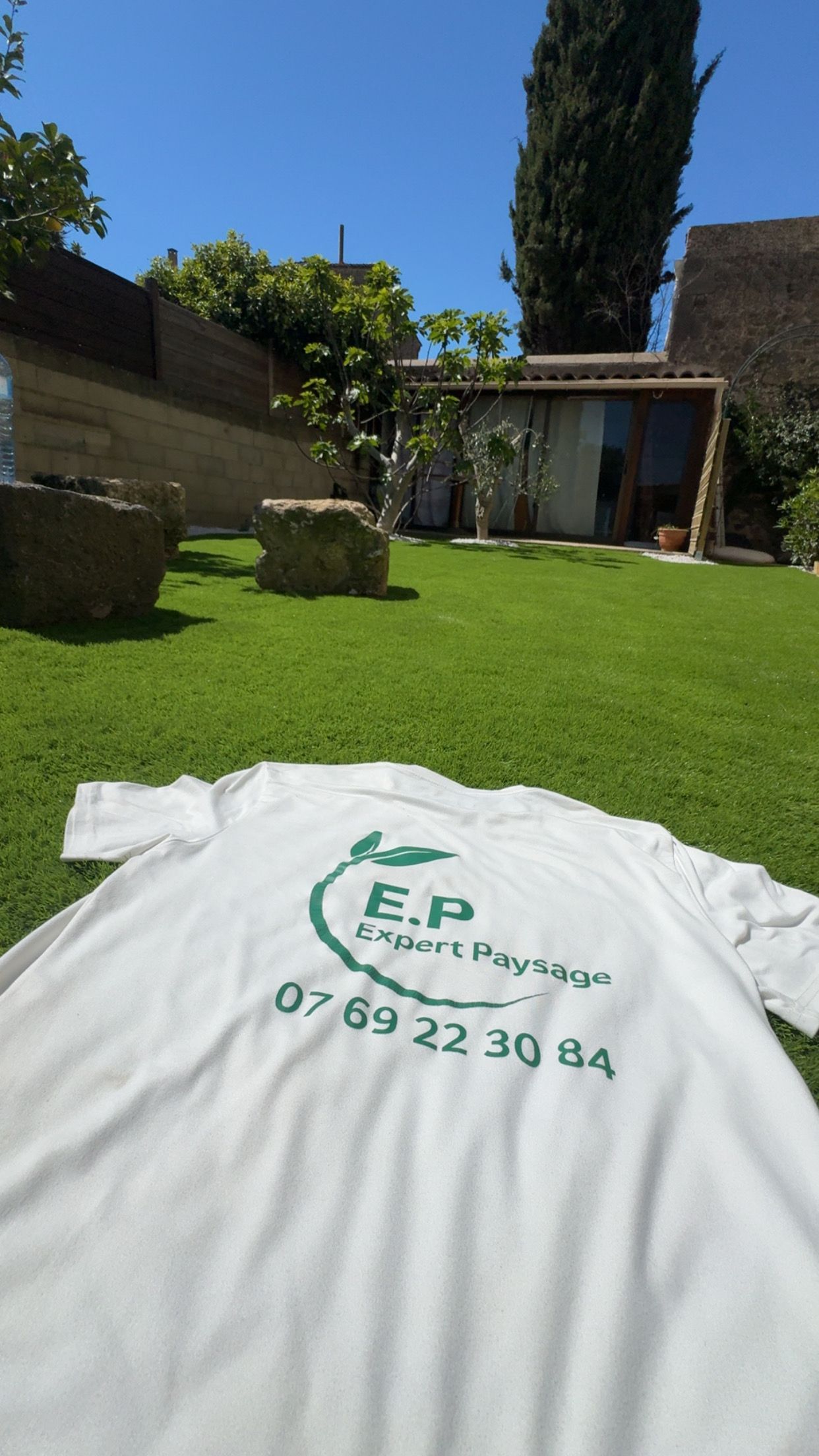 Un appareil photo vintage posé sur des touches de piano, avec le texte « Image format Carré » superposé.