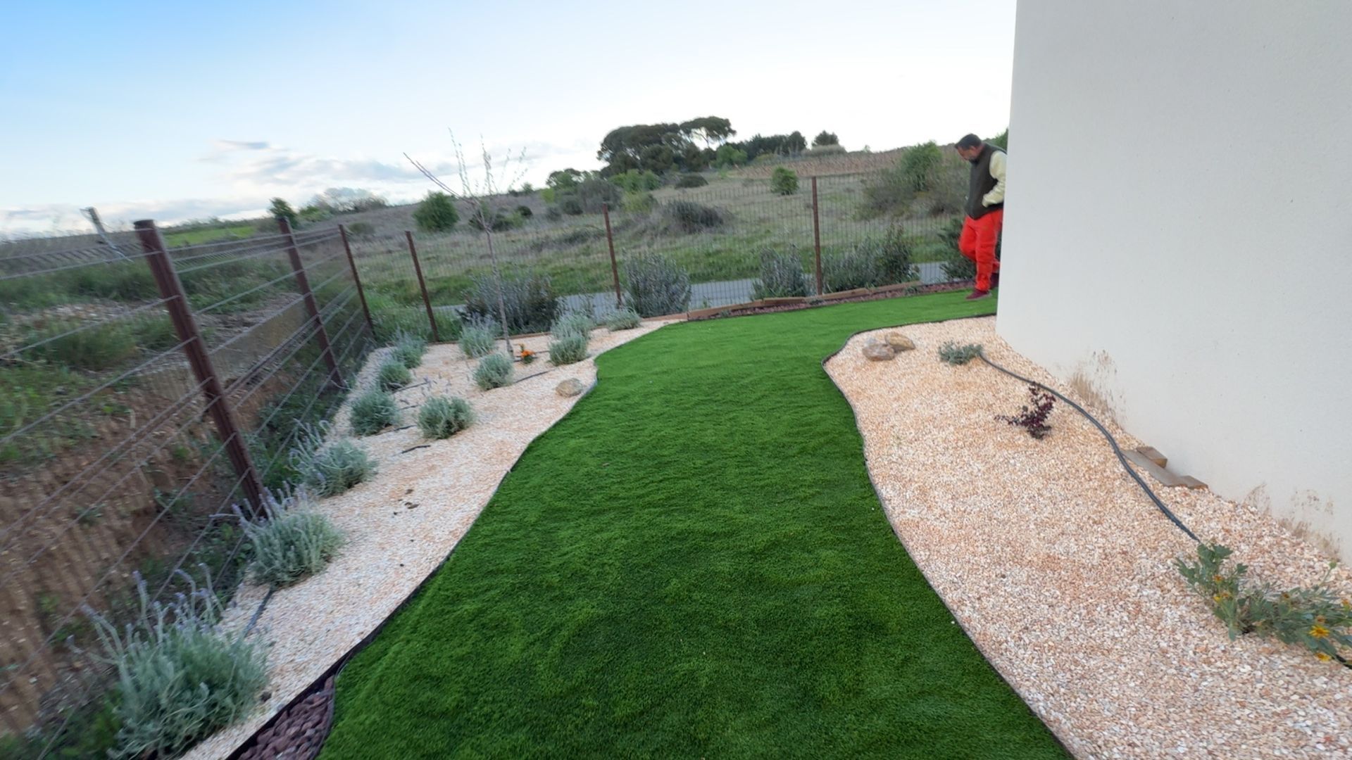 Un appareil photo vintage posé sur des touches de piano, avec le texte « Image format Carré » superposé.