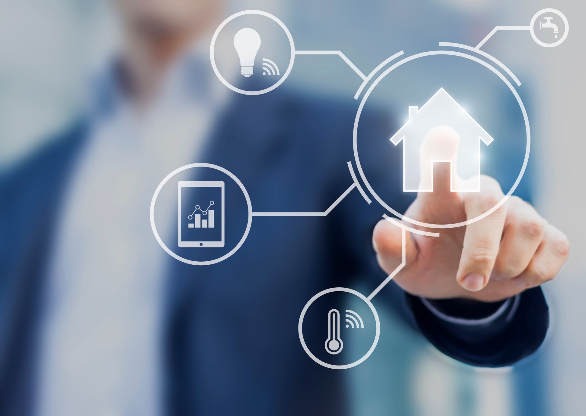 Techador colocando tejas rojas en un techo nuevo. Cielo azul.