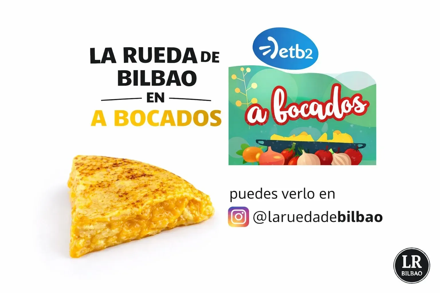 Una tortilla española redonda, dorada y cubierta con una salsa blanca cremosa con champiñones, servida en un plato blanco.