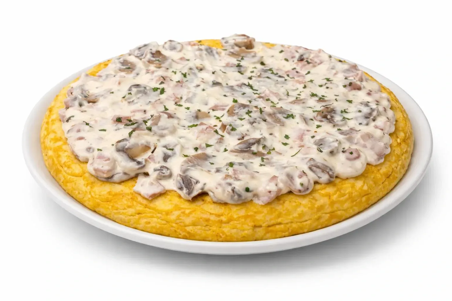 Una tortilla española redonda, dorada y cubierta con una salsa blanca cremosa con champiñones, servida en un plato blanco.