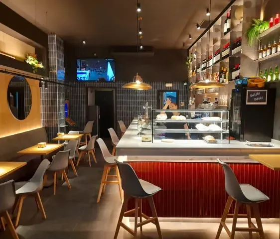 Interior de bar moderno con una larga