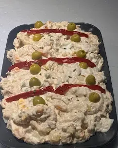 Primer plano de tubos de calamar rellenos y sellados