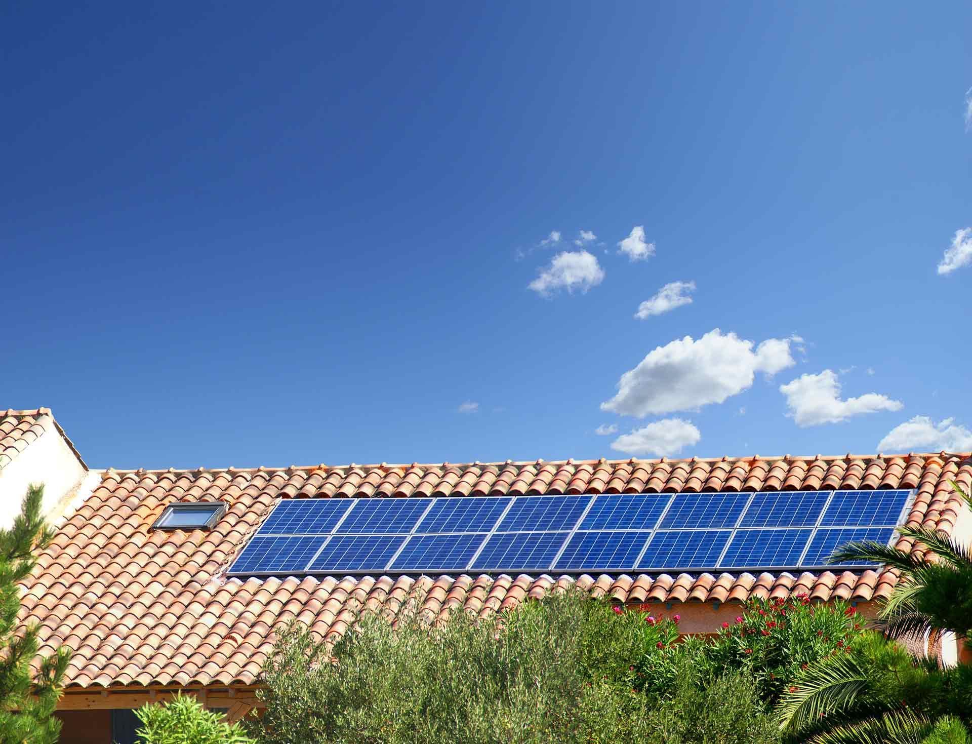 Une rangée de panneaux photovoltaïques sur la toiture d’une maison personnelle