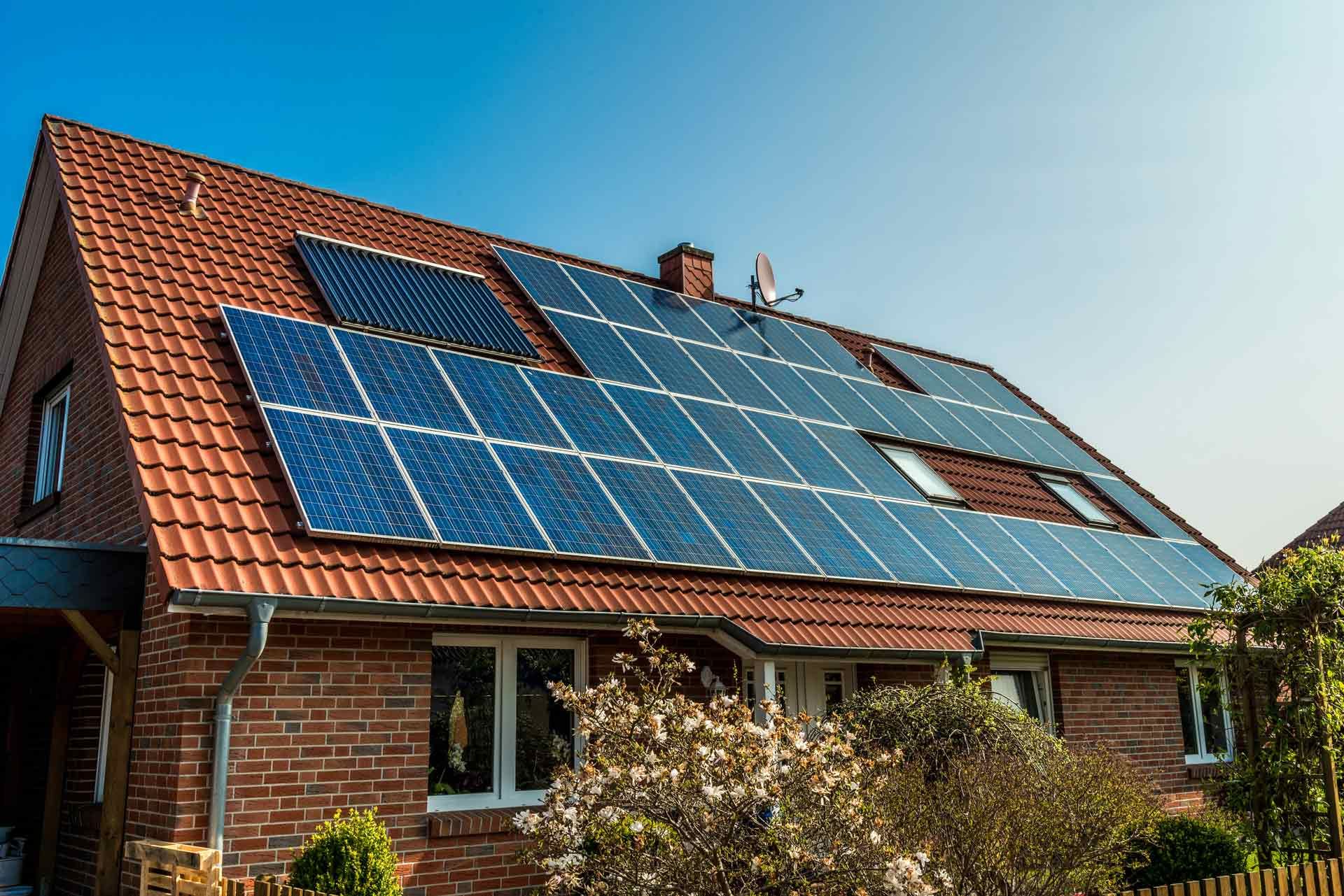 Des panneaux photovoltaïques sur le toit d’une maison individuelle