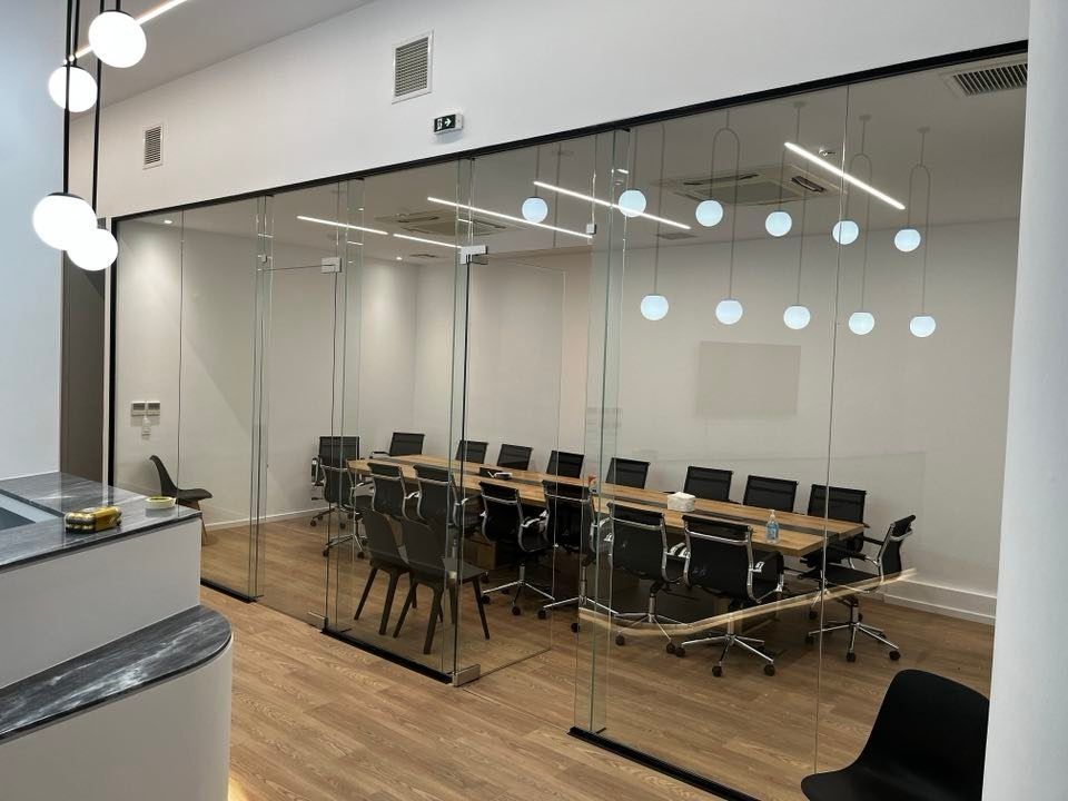 Γυάλινα διαχωριστικά εσωτερικού & εξωτερικού χώρου - KAMERI GLASS