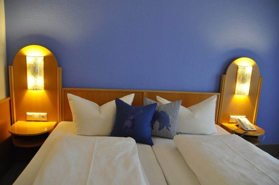 Gasthaus zur Linde und Waldhotel Brigitte Schelhorn e.K., verschnörkelte Metallkonstruktion an Hausmauer