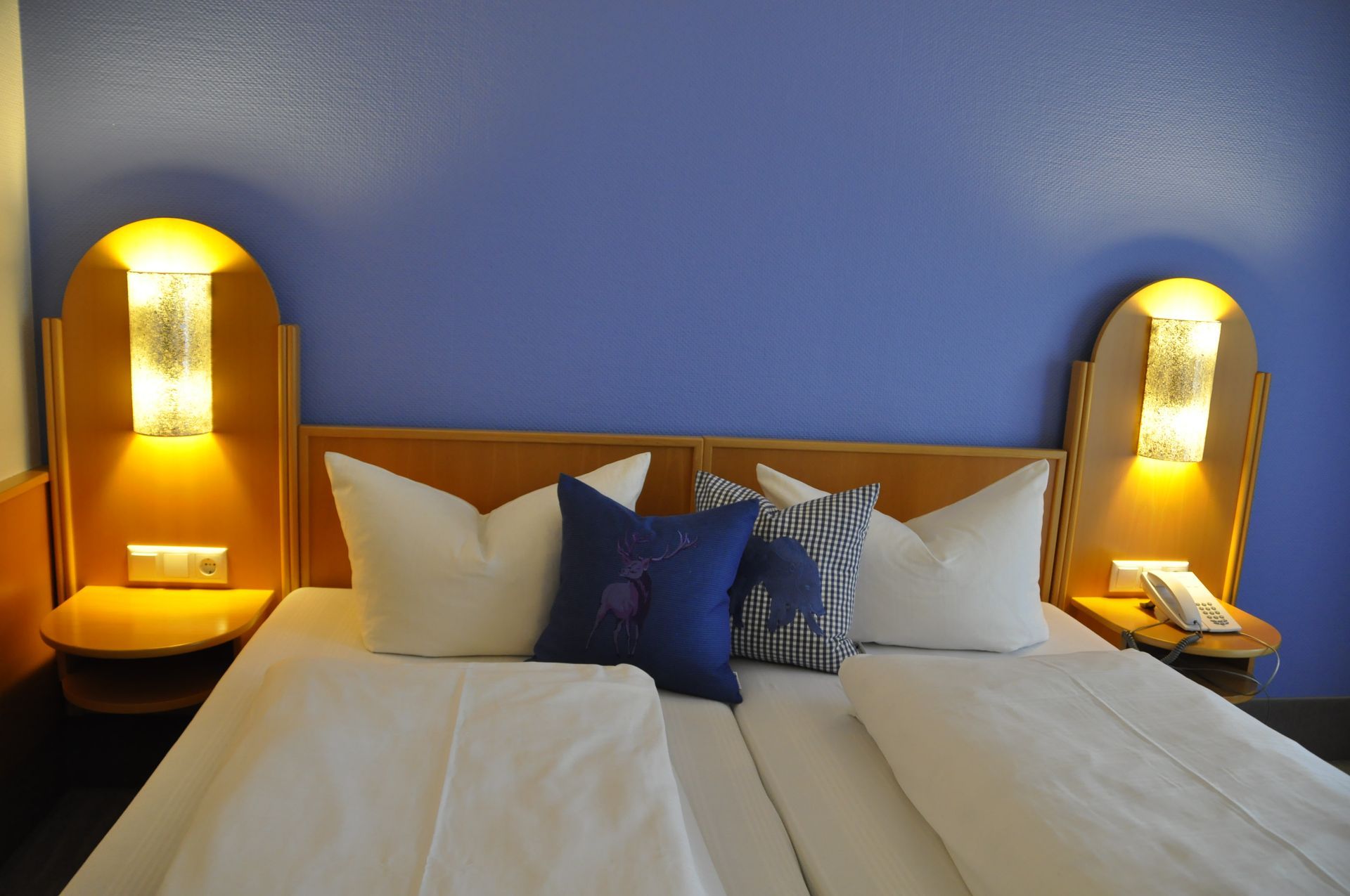 Gasthaus zur Linde und Waldhotel Brigitte Schelhorn e.K., Doppelbett mit weißer Bettwäsche