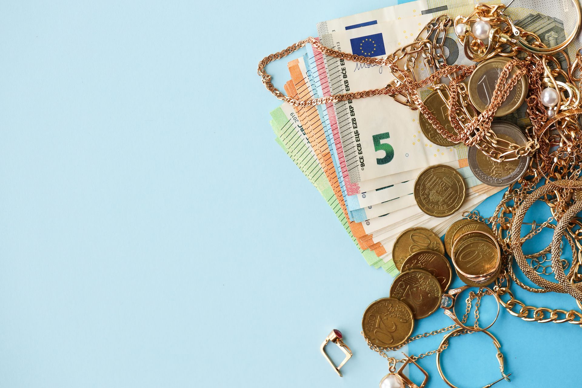 Un amas de bijoux en or