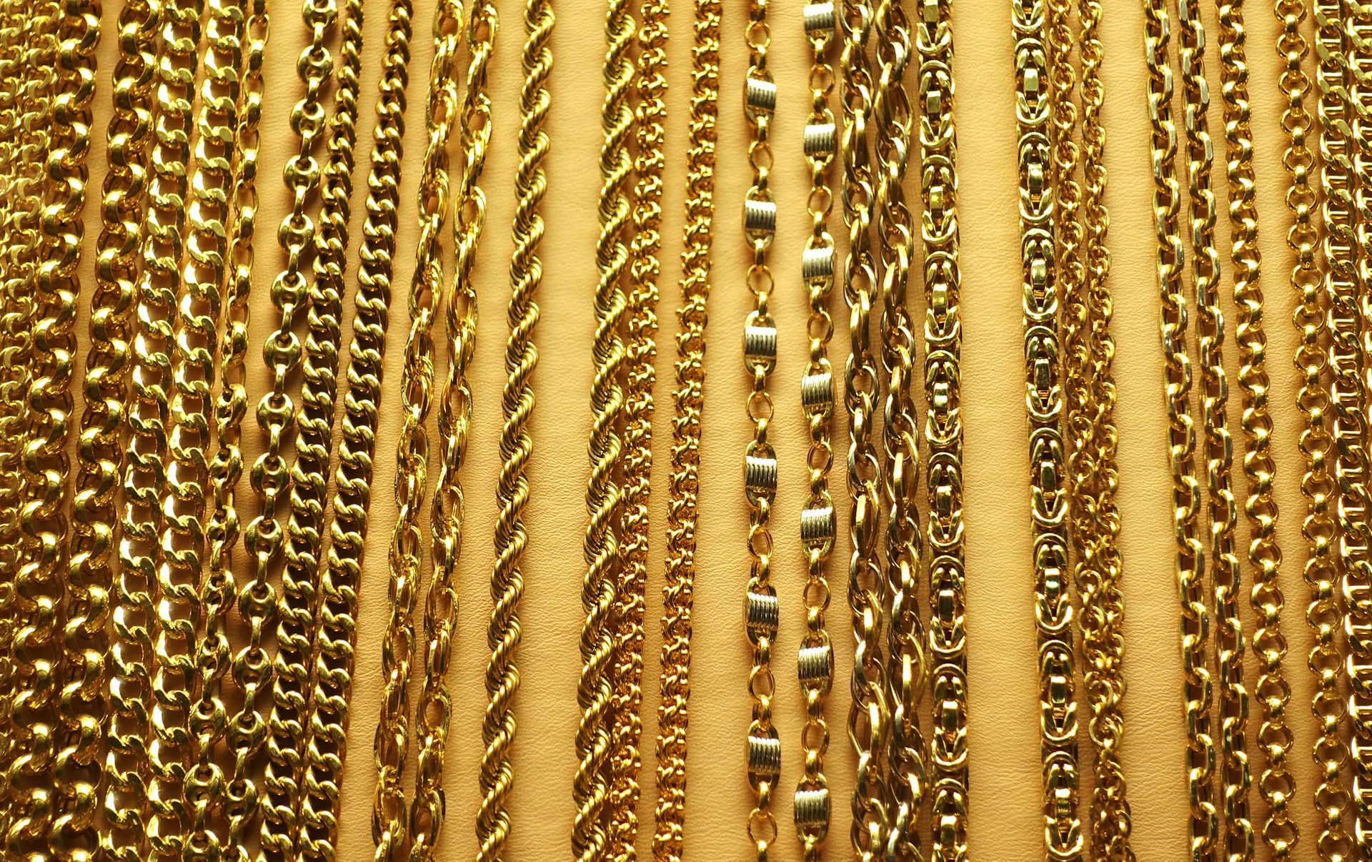 Un amas de bijoux en or
