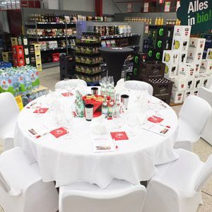 Getränke Center Wagner GmbH, Wiesentheid, Prichsenstadt, Partyausstattungen, Ausschank, Beleuchtung, Lichtanlagen, Zeltboden, Schankanlagen, Kühlung, Heizung, Stuhlhusse, Tische, Stühle, Toilettenwagen, Gläser, exklusives Partyzubehör, Festservice, Stuhl klappbar, Chromstuhl, Banketstühle, Stapelstuhl blau, Barhocker, Hocker, Bänke, Banketttisch lang rund, Garnituren, Klappmöbel, Bistrostehtisch, Tischdecke, Bankauflage, Damastservietten, Sitzkissen, Loungemöbel
