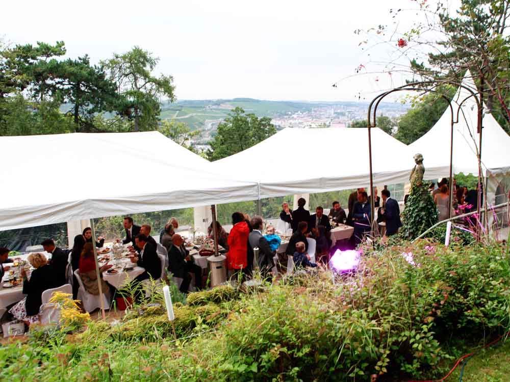 Zeltverleih, Ansprechpartnerinnen für Planung, Terminierung, Abbau, Aufbauhilfe, Bestuhlungspläne, Ausstattung, Großzelte, Eventzelte, Pagoden, Partyzelte, private, Firmenfeiern, Hochzeitszelte, Sternenzelte, Kleinzelte, Partyausstattungen, exklusives Partyzubehör, Festservice, Region Mainfranken, Würzburg, Schweinfurt, Unterfranken, Metropolregion Nürnberg Fürth Erlangen, Getränke Center Wagner GmbH, Getränkemarkt, Wiesentheid, Prichsenstadt, Frei-Haus, Heimdienstplan, freihaus Heimlieferservice, Veranstaltungslieferungen, Service, Getränkeangebot, Getränkeauswahl, Veranstaltungen