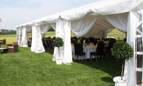 Zeltverleih, Getränke Center Wagner GmbH, Getränkemarkt, Wiesentheid, Prichsenstadt, Partyausstattungen, Ausschank, Beleuchtung, Lichtanlagen, Zeltboden, Schankanlagen, Kühlung, Heizung, Hussen, Tische, Stühle, Toilettenwagen, Gläser, exklusives Partyzubehör, Festservice, Deko-Innenhimmel, Seitenstilverkleidungen, Seitenvorhänge, Transparente Dachplane, Giebelplane, Ballastierung, Türen, Zäune