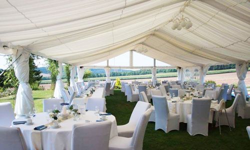 Zeltverleih, Getränke Center Wagner GmbH, Getränkemarkt, Wiesentheid, Prichsenstadt, Partyausstattungen, Ausschank, Beleuchtung, Lichtanlagen, Zeltboden, Schankanlagen, Kühlung, Heizung, Hussen, Tische, Stühle, Toilettenwagen, Gläser, exklusives Partyzubehör, Festservice, Deko-Innenhimmel, Seitenstilverkleidungen, Seitenvorhänge, Transparente Dachplane, Giebelplane, Ballastierung, Türen, Zäune