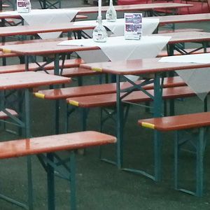 Getränke Center Wagner GmbH, Wiesentheid, Prichsenstadt, Partyausstattungen, Ausschank, Beleuchtung, Lichtanlagen, Zeltboden, Schankanlagen, Kühlung, Heizung, Stuhlhusse, Tische, Stühle, Toilettenwagen, Gläser, exklusives Partyzubehör, Festservice, Stuhl klappbar, Chromstuhl, Banketstühle, Stapelstuhl blau, Barhocker, Hocker, Bänke, Banketttisch lang rund, Garnituren, Klappmöbel, Bistrostehtisch, Tischdecke, Bankauflage, Damastservietten, Sitzkissen, Loungemöbel