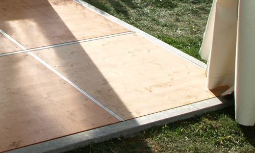 Getränke Center Wagner GmbH, Wiesentheid, Prichsenstadt, Partyausstattungen, Ausschank, Beleuchtung, Lichtanlagen, Zeltboden, Schankanlagen, Kühlung, Heizung, Hussen, Tische, Stühle, Toilettenwagen, Gläser, exklusives Partyzubehör, Festservice, Holzfußboden, Kassettenfußboden für Pagode, Kunststoffplatten Faltzelte, Teppichboden, Farbe, Größe, Maße, Leihzelt