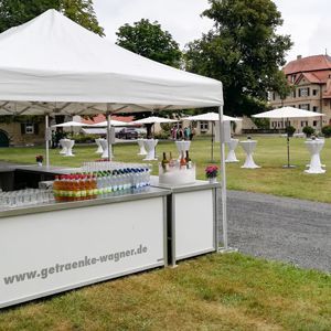 Getränke Center Wagner GmbH, Wiesentheid, Prichsenstadt, Partyausstattungen, Ausschank, Beleuchtung, Lichtanlagen, Zeltboden, Schankanlagen, Kühlung, Heizung, Stuhlhusse, Tische, Stühle, Toilettenwagen, Gläser, exklusives Partyzubehör, Festservice, Ausschankwagen, Klapptheke, Kühlung, Spülmaschinen, Pavillions, Gläser, Kühlzellen, Erdinger, Beck, PartyMOBIL, Köstritzer, Diestelhäuser, Barthekenelement, Durchlaufkühler, Glastürenkühlschrank, Gefriertruhe, Kühltandem, Anhänger, Maßkrug, Verkaufsstand, Stiel, Becher, Tritan, Pfandmarken, Heißgetränkebehälter, Wannen, Spülbürsten, Zapfgarnituren, Kühler Acryl, Tischabdeckung PVC, Tafeln, Tabletts, Flaschenöffner, Trinkhalme, Gläserkörbe, Wanne