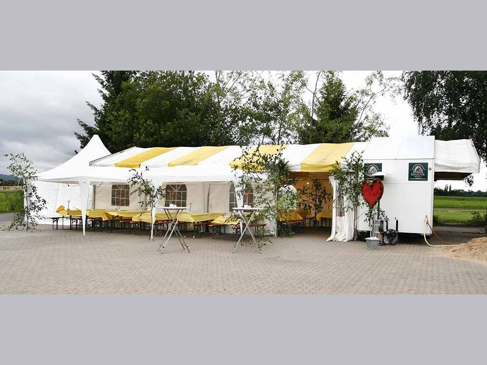 Zeltverleih, Ansprechpartnerinnen für Planung, Terminierung, Abbau, Aufbauhilfe, Bestuhlungspläne, Ausstattung, Großzelte, Eventzelte, Pagoden, Partyzelte, private, Firmenfeiern, Hochzeitszelte, Sternenzelte, Kleinzelte, Partyausstattungen, exklusives Partyzubehör, Festservice, Region Mainfranken, Würzburg, Schweinfurt, Unterfranken, Metropolregion Nürnberg Fürth Erlangen, Getränke Center Wagner GmbH, Getränkemarkt, Wiesentheid, Prichsenstadt, Frei-Haus, Heimdienstplan, freihaus Heimlieferservice, Veranstaltungslieferungen, Service, Getränkeangebot, Getränkeauswahl, Veranstaltungen