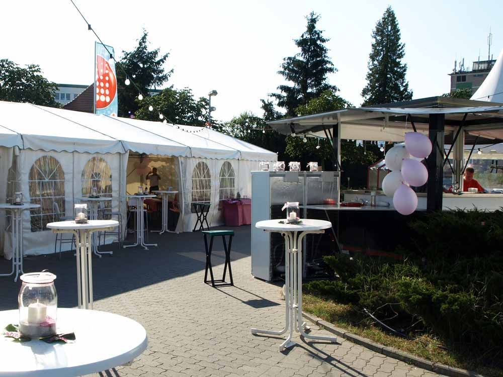 Zeltverleih, Ansprechpartnerinnen für Planung, Terminierung, Abbau, Aufbauhilfe, Bestuhlungspläne, Ausstattung, Großzelte, Eventzelte, Pagoden, Partyzelte, private, Firmenfeiern, Hochzeitszelte, Sternenzelte, Kleinzelte, Partyausstattungen, exklusives Partyzubehör, Festservice, Region Mainfranken, Würzburg, Schweinfurt, Unterfranken, Metropolregion Nürnberg Fürth Erlangen, Getränke Center Wagner GmbH, Getränkemarkt, Wiesentheid, Prichsenstadt, Frei-Haus, Heimdienstplan, freihaus Heimlieferservice, Veranstaltungslieferungen, Service, Getränkeangebot, Getränkeauswahl, Veranstaltungen