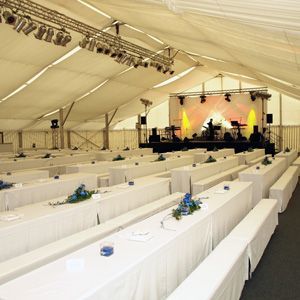 Getränke Center Wagner GmbH, Wiesentheid, Prichsenstadt, Partyausstattungen, Ausschank, Beleuchtung, Lichtanlagen, Zeltboden, Schankanlagen, Kühlung, Heizung, Stuhlhusse, Tische, Stühle, Toilettenwagen, Gläser, exklusives Partyzubehör, Festservice, Stuhl klappbar, Chromstuhl, Banketstühle, Stapelstuhl blau, Barhocker, Hocker, Bänke, Banketttisch lang rund, Garnituren, Klappmöbel, Bistrostehtisch, Tischdecke, Bankauflage, Damastservietten, Sitzkissen, Loungemöbel