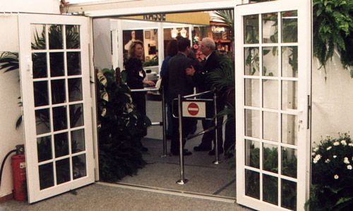 Zeltverleih, Getränke Center Wagner GmbH, Getränkemarkt, Wiesentheid, Prichsenstadt, Partyausstattungen, Ausschank, Beleuchtung, Lichtanlagen, Zeltboden, Schankanlagen, Kühlung, Heizung, Hussen, Tische, Stühle, Toilettenwagen, Gläser, exklusives Partyzubehör, Festservice, Deko-Innenhimmel, Seitenstilverkleidungen, Seitenvorhänge, Transparente Dachplane, Giebelplane, Ballastierung, Türen, Zäune