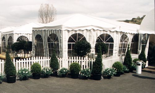 Zeltverleih, Getränke Center Wagner GmbH, Getränkemarkt, Wiesentheid, Prichsenstadt, Partyausstattungen, Ausschank, Beleuchtung, Lichtanlagen, Zeltboden, Schankanlagen, Kühlung, Heizung, Hussen, Tische, Stühle, Toilettenwagen, Gläser, exklusives Partyzubehör, Festservice, Deko-Innenhimmel, Seitenstilverkleidungen, Seitenvorhänge, Transparente Dachplane, Giebelplane, Ballastierung, Türen, Zäune