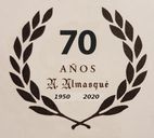 Una corona de laurel con el número 70.