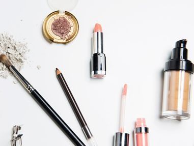 Hay muchos tipos diferentes de productos de maquillaje en la mesa.
